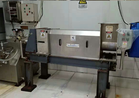 酒糟螺旋擠壓脫水機現(xiàn)場